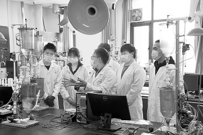 &nbsp;&nbsp;&nbsp;&nbsp;北京电科院生物工程学院学生在上专业实训课。