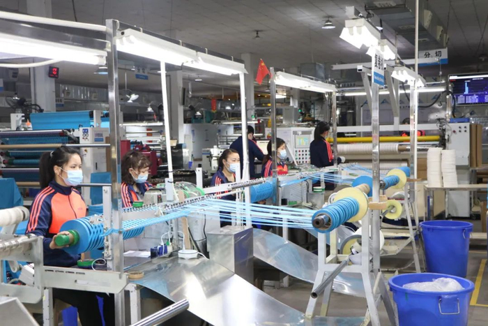 △图为广东盈通新材料有限公司生产车间。