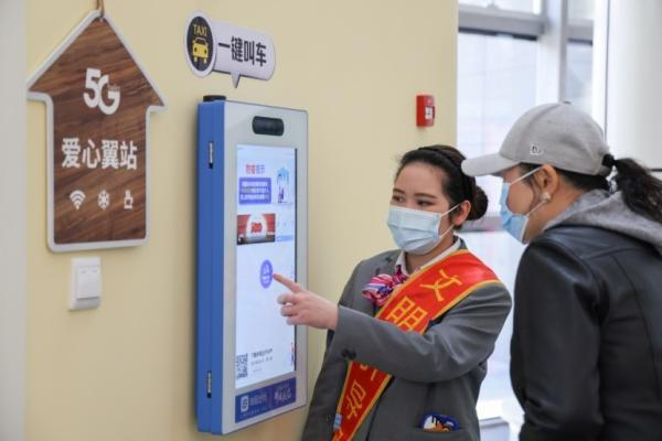 上海电信营业厅135家“爱心翼站”，近250名爱心大使为市民提供服务。（资料照片）