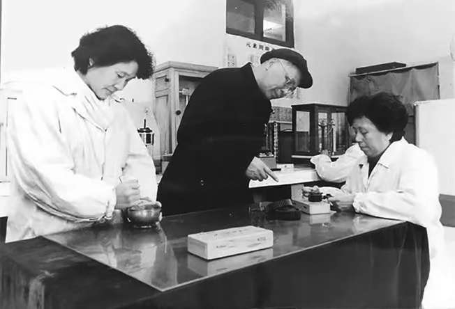 党鸿辛（中）在实验室。