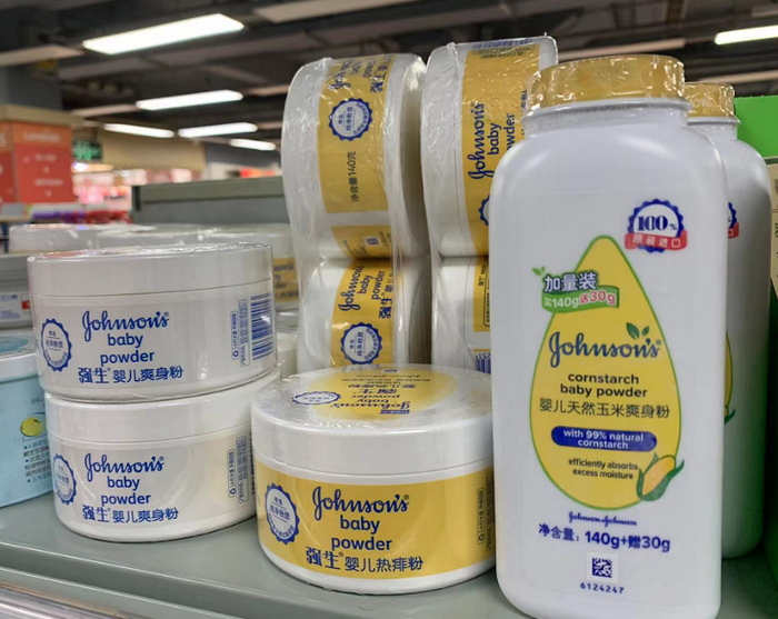 北京市昌平区物美大卖场（天通苑店）的强生婴儿爽身粉。 健康时报记者 赵萌萌 摄