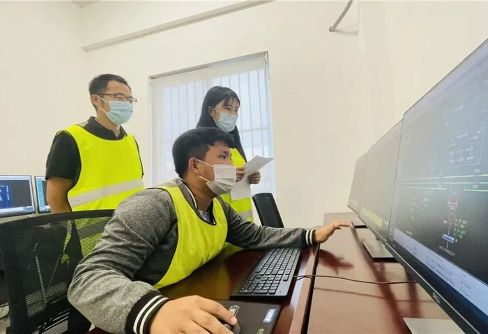 中老铁路第一代老挝籍火车司机接受中方培训  图：人民铁道报