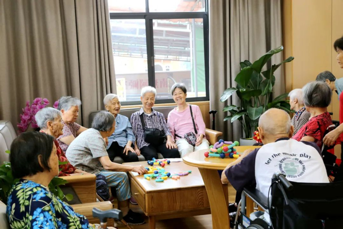 老人聚在一起开心地交流。