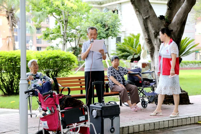 鎏花康养院内，老人们在休闲娱乐。