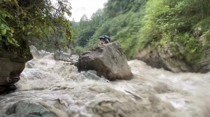 8月13日下午，被困在山洪中的王文文等三人。受访者供图