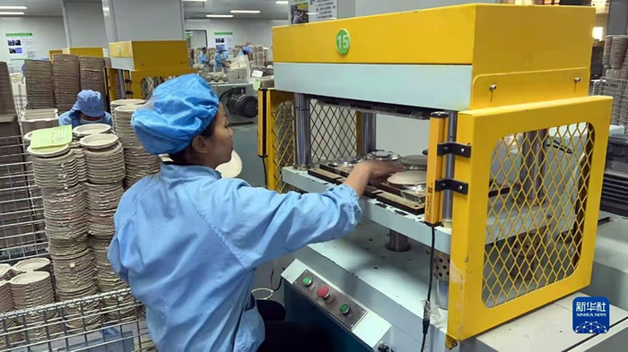耿马县绿色食品工业园区内，工人正在对可降解餐盒进行质检。（受访者供图）