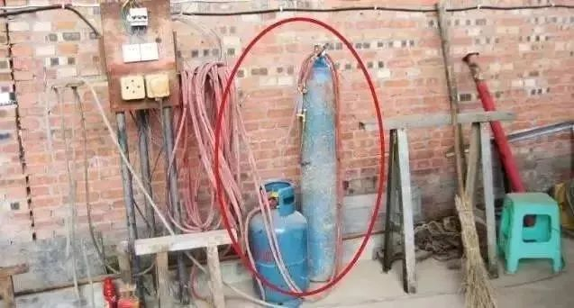 ▲氧气瓶胶管和液压罐胶管未区分，采用同一种胶管，两瓶之间安全距离不足，可能造成火灾，容器爆炸事故。