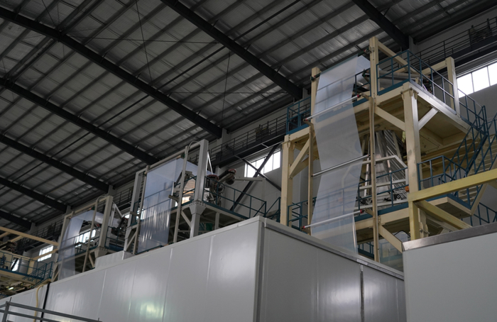 △华龙膜材自动化生产车间。