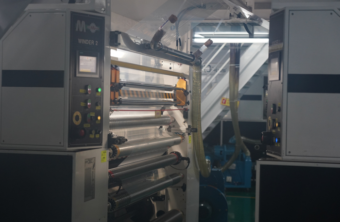 △华龙膜材自动化生产车间。