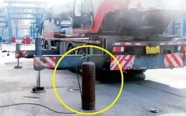 ▲气瓶在吊车作业范围内，无防护圈，无防倒设置。