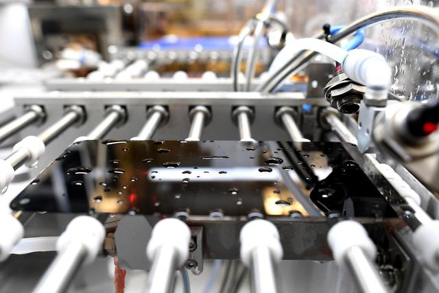 正在运作的生产线。 资料图/长江日报