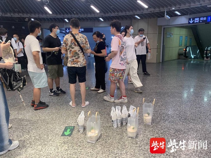　地铁站出入口也有不少黄牛在兜售