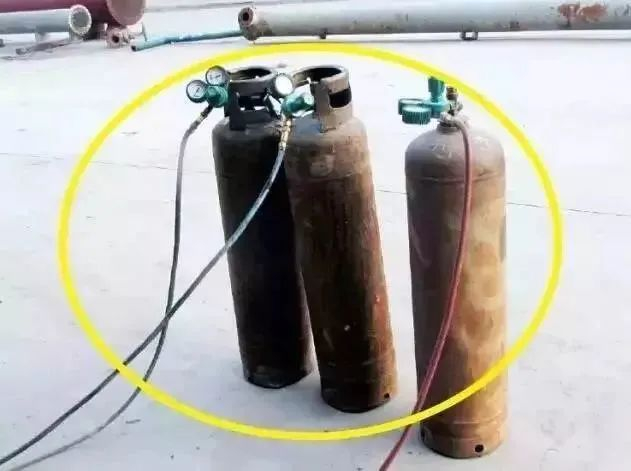 ▲气瓶无防护圈，无防倒设置，瓶体颜色缺失，同一种气瓶管线颜色不同。