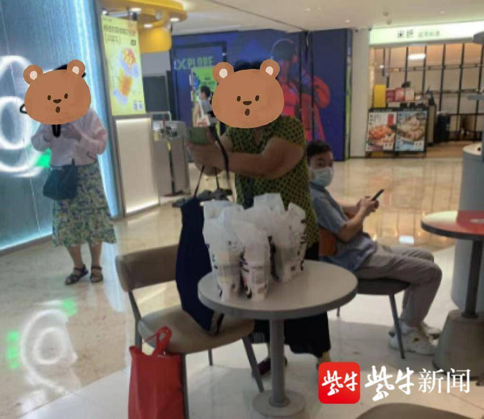 有老太太看守着10余杯奶茶