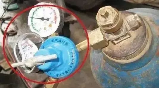 ▲氧气减压器失效破裂，可能造成氧气胶管爆裂，发生火灾事故。