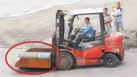 ▲氧气瓶、液化罐混装叉车运输，氧气瓶两圈一帽缺失，可能造成容器爆炸事故。