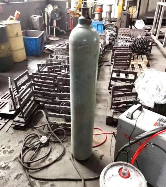 ▲气瓶无防倾倒措施。