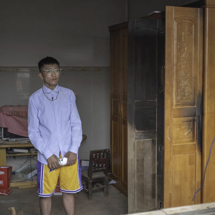 陈昌雨回到了被烧毁的家。屋里散落着一些电器，衣柜门已经被火熏黑（金海 摄）