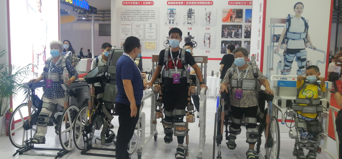 几位体验者正在体验外骨骼康复机器人。&nbsp; 新京报记者 叶红梅 摄