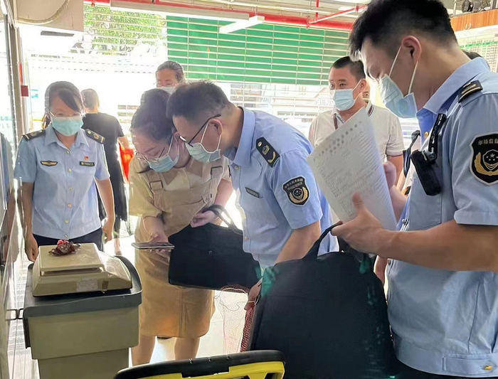 执法人员进行称重检查。