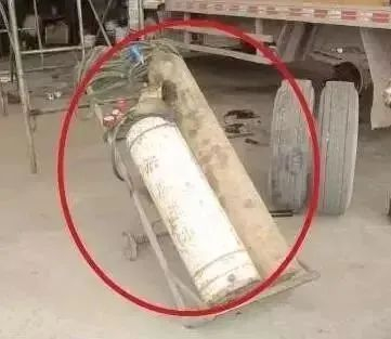 ▲氧气、乙炔胶管使用同一种颜色胶管，未区分，存放状态下两瓶之间安全距离不足。可造成火灾、容器爆炸事故。