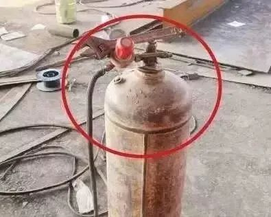 ▲乙炔减压器未安装回火防止器，气瓶未采取防倾倒措施，颜色不符合标准要求的白色，可能造成火灾、容器爆炸事故。