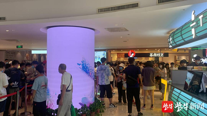 店门口排队人群