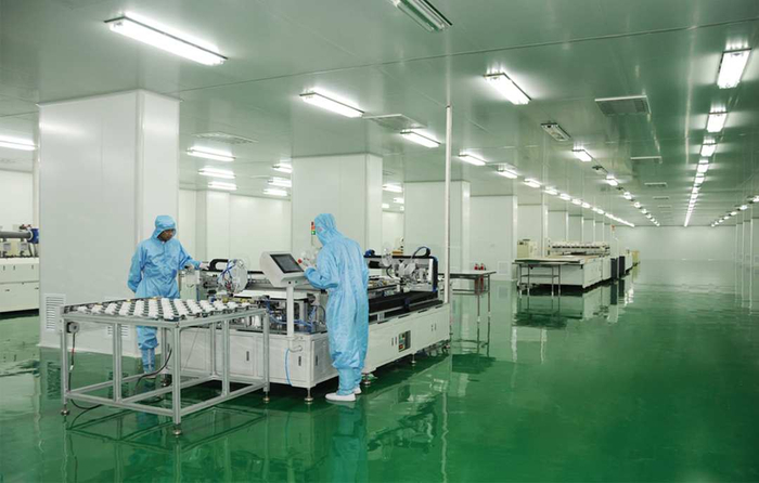 工人正在沙河市迎新集团河北金宏阳太阳能科技股份有限公司电子和汽车玻璃生产线作业。