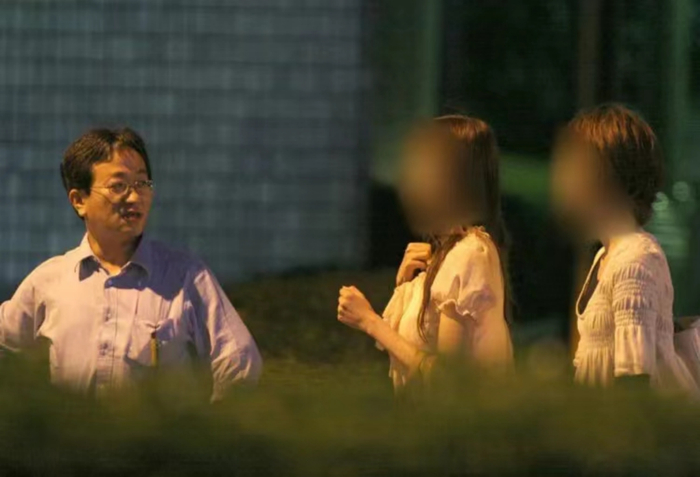 森昌文与参加派对的女子交谈，《周刊POST》2007年摄 