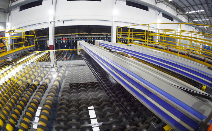 沙河市鸿昇玻璃有限公司的新材料玻璃生产线。