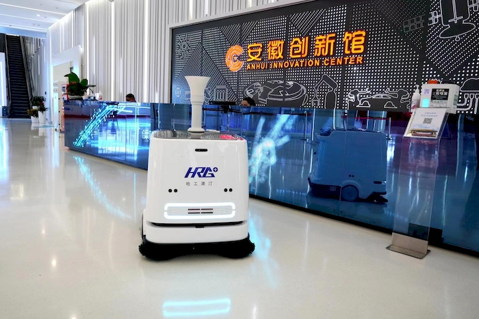 清洁消杀机器人。哈工大机器人（合肥）国际创新研究院供图