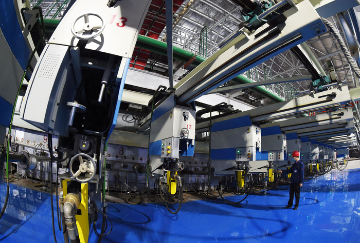 沙河市鸿昇玻璃有限公司的新材料玻璃生产线。