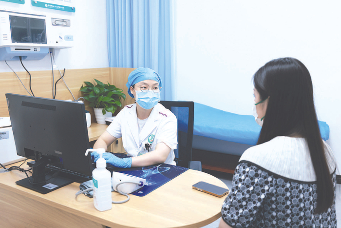     南山区医疗集团总部下属社康中心的家庭医生正在为签约居民看诊