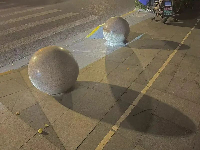 有些步道入口设了路障，中间只有不到1米宽。