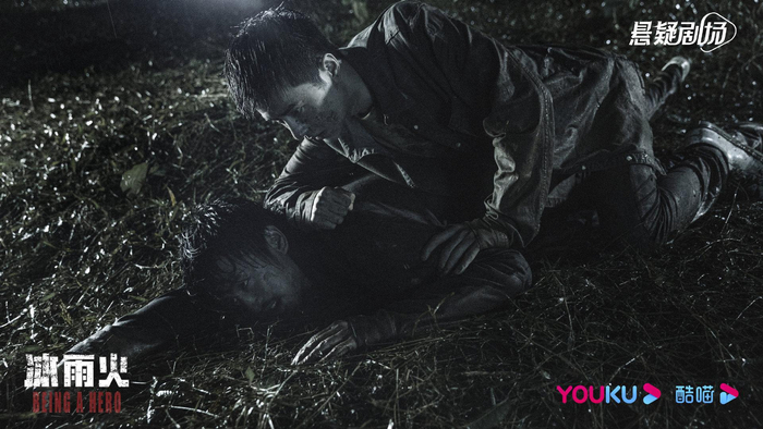 陈宇和吴振峰在雨夜中追逐打斗。
