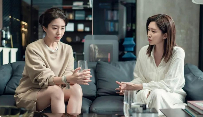 杨采钰饰演方芷衡（左）曾有过被上司性骚扰的经历。图/《欢乐颂3》官方微博