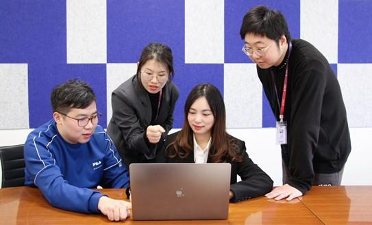 　　上图：易鑫资产管理部重点服务组部分成员正在讨论工作