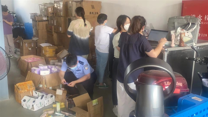 民警与品牌方清点现场 