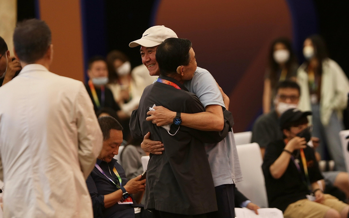 《横空出世》中另一位主演李幼斌与李雪健拥抱。  