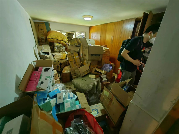 嫌疑人家车库存放的临期 过期商品 