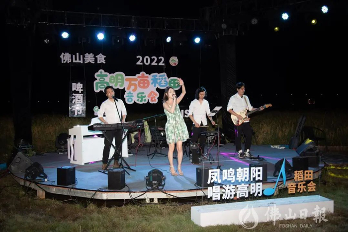 局外人乐团现场演唱脍炙人口的歌曲。