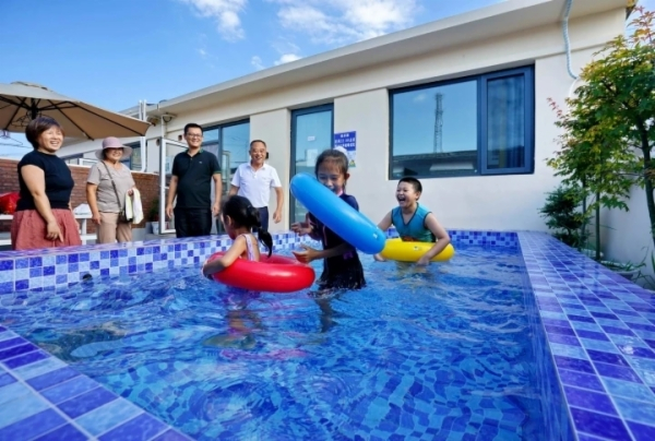  孩子们在民宿内开心玩耍。