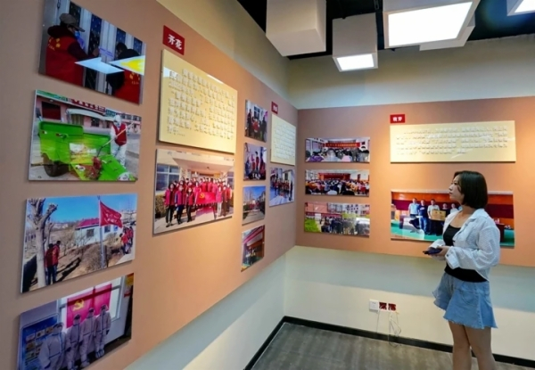 游客在刚落成的村史馆内参观。