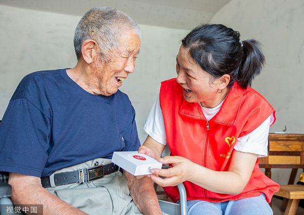 江苏海安：“有事好商量”协商议事平台上线 助力智慧养老。图源：视觉中国