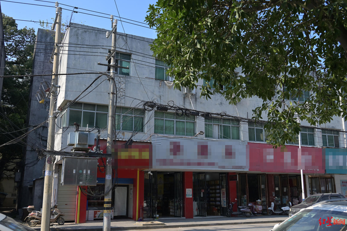 &nbsp;↑当年案发的冰棒厂，在这栋三层建筑的一楼，现已变成临街商铺对外出租。