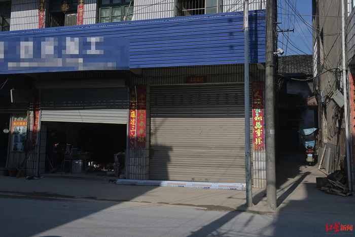 &nbsp;↑徐寿发当年在鹅湖镇开设的电器维修部，右侧为一条弄子。