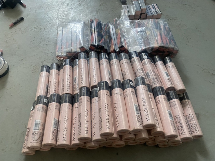 部分过期化妆品 本文图片由上海警方提供 