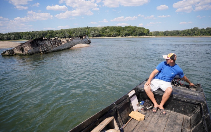 　8月18日，纳粹德国军舰露出多瑙河水面