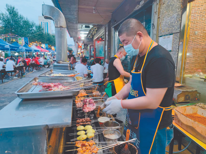 景岳公寓夜市生意火爆。本报记者 倪晓颖 摄
