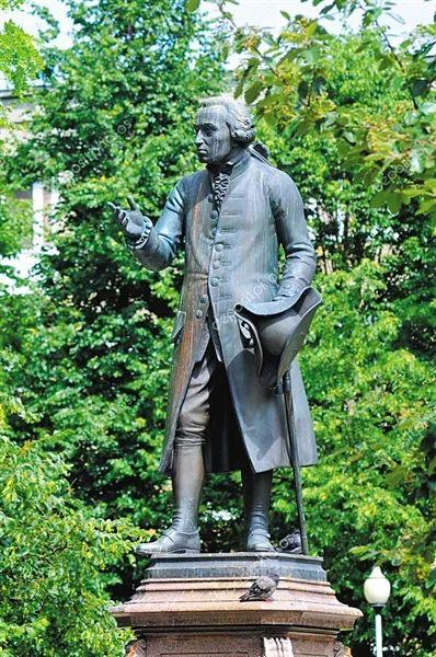 位于俄罗斯加里宁格勒（原柯尼斯堡）的康德纪念碑。